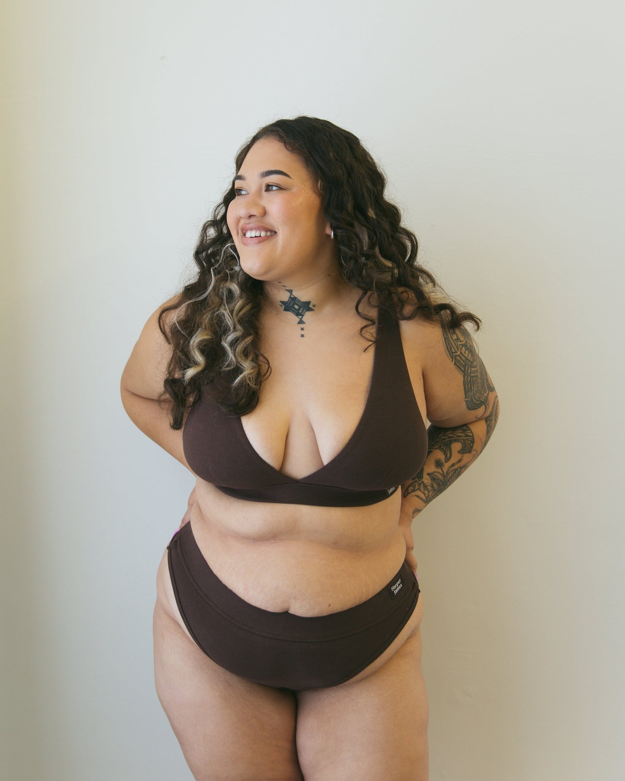 wireless Coffee plunge bra + everyday briefs